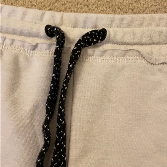 White shorts - Picture 3 of 4